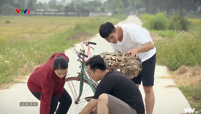 Phố trong làng - Tập 6: Vừa về làng, trung úy Đông đã ấp ủ được làm rể Tân Xuân - Ảnh 9.