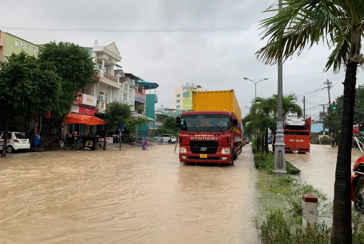 Mưa lớn kéo dài, nhiều nơi ở Bình Định chìm trong biển nước - Ảnh 1.