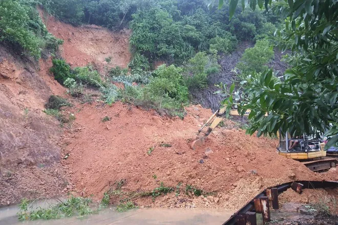 Đất đ&aacute; tr&ecirc;n n&uacute;i bất ngờ đổ ập xuống đường, 3 người đi &ocirc; t&ocirc; tho&aacute;t nạn - Ảnh 1.