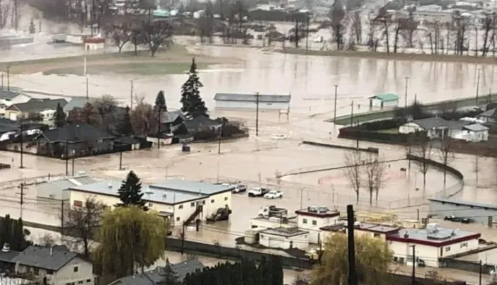 Mưa lũ gây ngập lụt nghiêm trọng, cư dân thành phố ở Canada sơ tán hàng loạt - Ảnh 1.