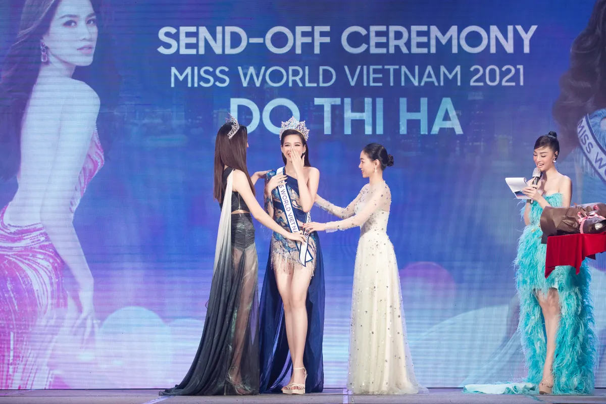 Đỗ Hà nhận sash, khoe loạt trang phục dự thi Miss World 2021 - Ảnh 1.