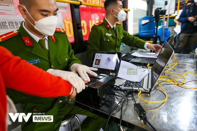 Người dân Hà Nội thích thú với xe lưu động đi từng ngõ, gõ cửa từng nhà làm CCCD gắn chip - Ảnh 9.