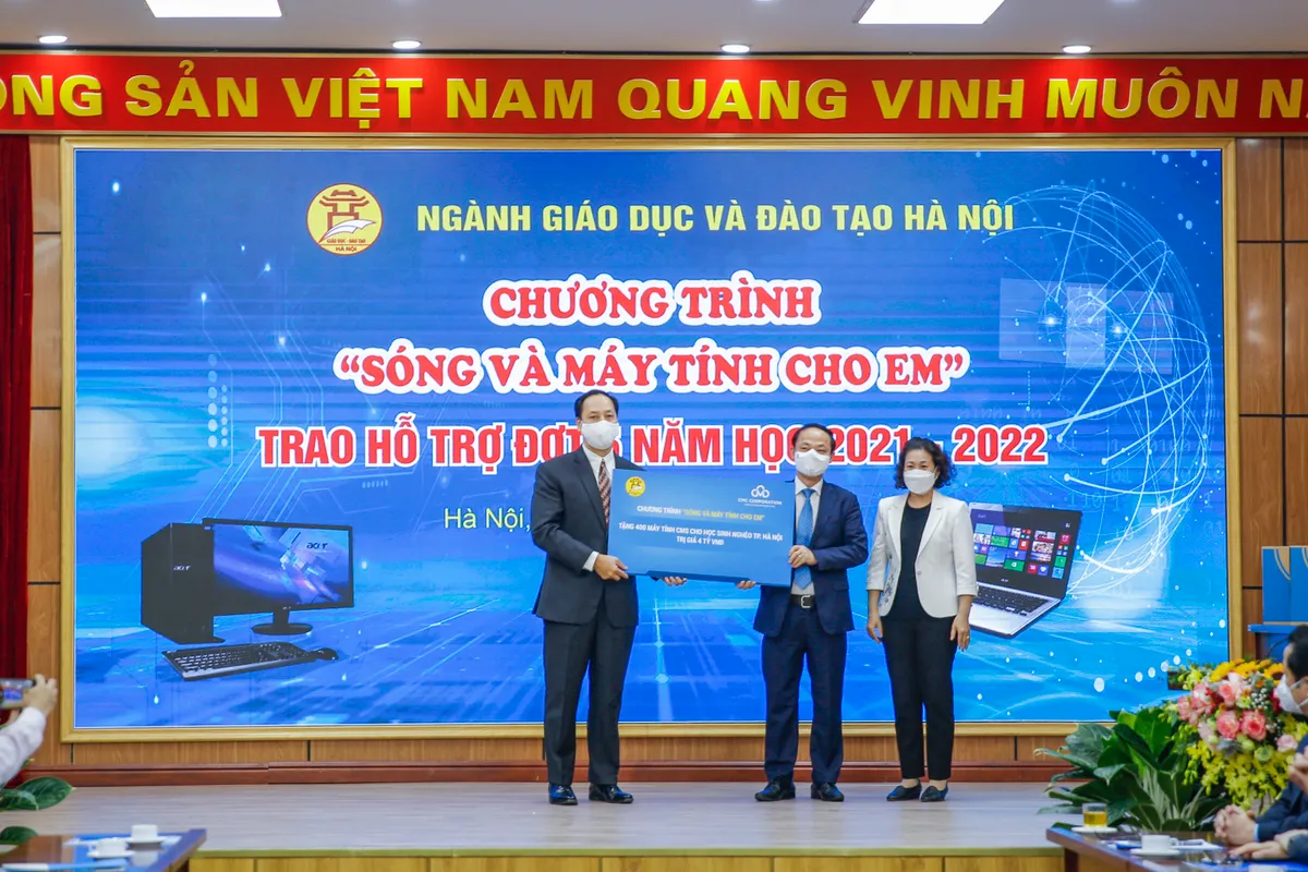 Sóng và máy tính cho em: Thêm 400 máy tính cho học sinh khó khăn tại Hà Nội - Ảnh 1.