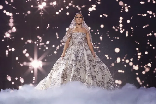 52 tuổi, Jennifer Lopez diện váy cưới lộng lẫy trong trailer Cưới em đi - Ảnh 1. 52 tuổi, Jennifer Lopez diện váy cưới lộng lẫy trong trailer Cưới em đi - Ảnh 1.