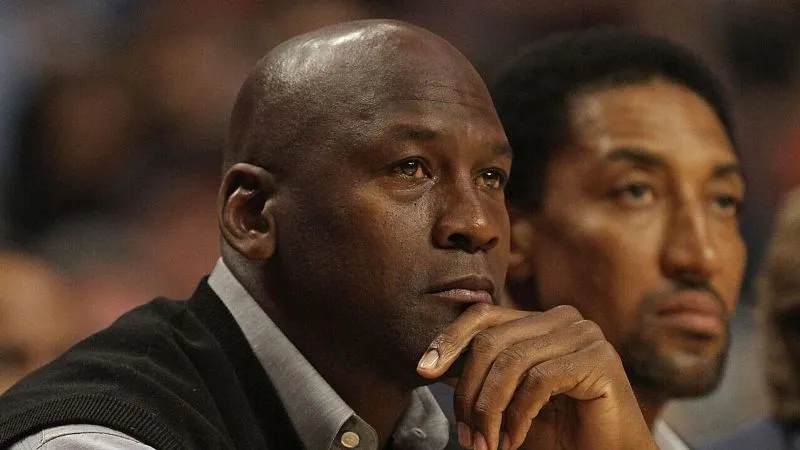 Huyền thoại bóng rổ Michael Jordan tiếp tục bị đồng đội cũ chỉ trích - Ảnh 1.