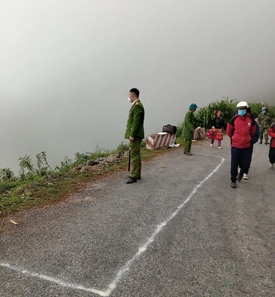 Ô tô con lao xuống vực đèo Mã Pí Lèng khiến 4 người thương vong - Ảnh 2.