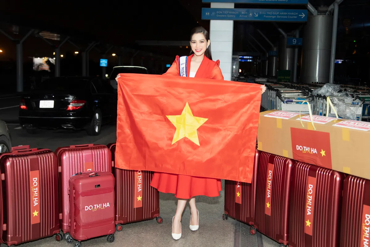 Hoa hậu Đỗ Hà bật khóc tại sân bay ngày lên đường thi Miss World 2021 - Ảnh 2.