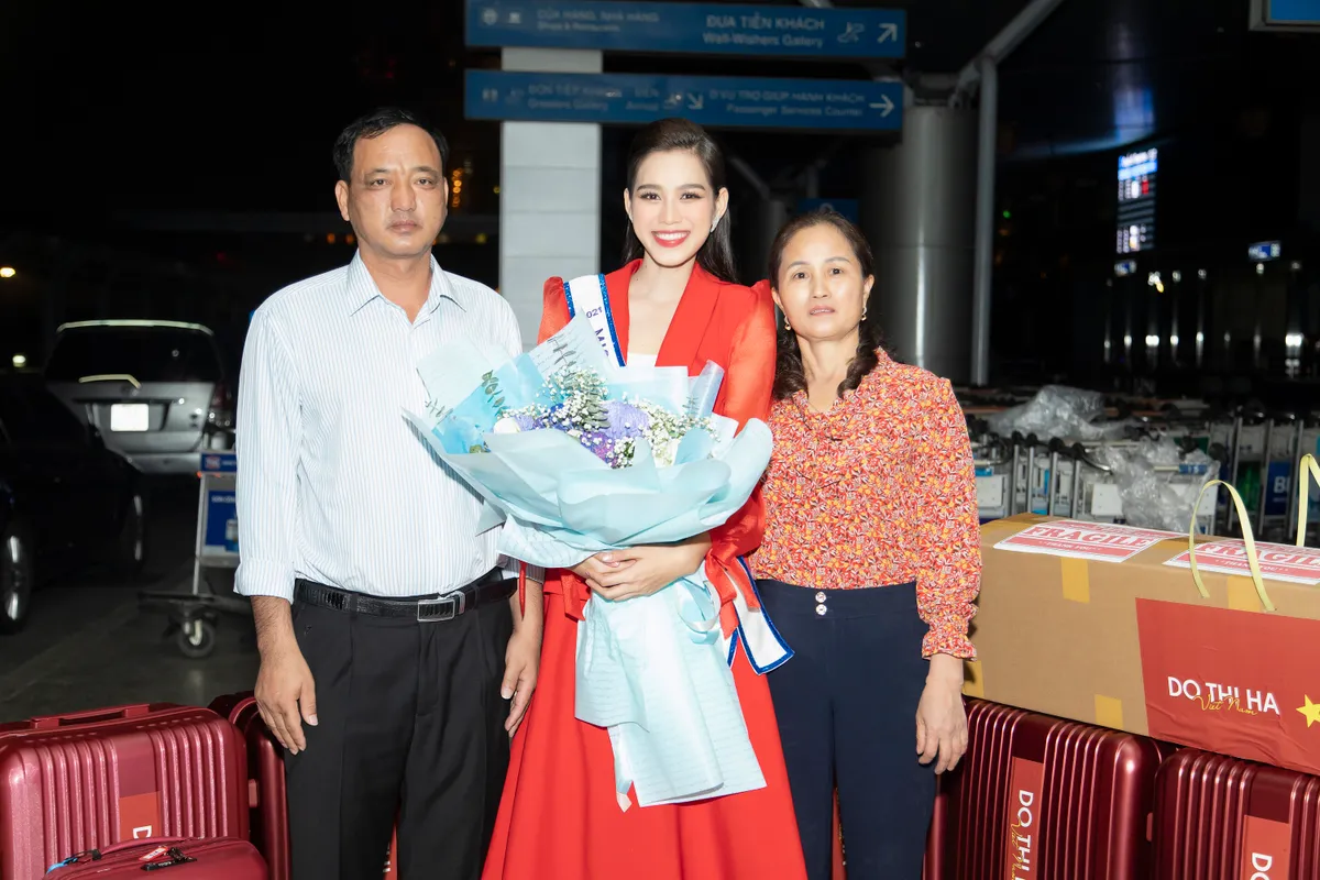 Hoa hậu Đỗ Hà bật khóc tại sân bay ngày lên đường thi Miss World 2021 - Ảnh 1.