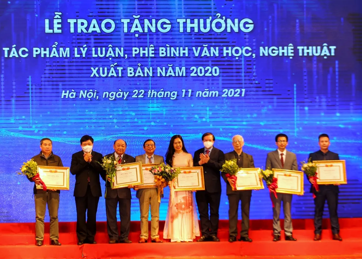 Trao tặng thưởng của Ban Bí thư cho 17 tác phẩm lý luận, phê bình văn học, nghệ thuật năm 2020 - Ảnh 3.