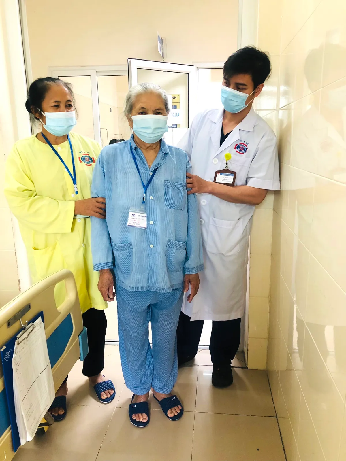 Cắt một phần dạ dày, nạo vét gần 20 hạch điều trị ung thư dạ dày cho bệnh nhân 91 tuổi - Ảnh 2.