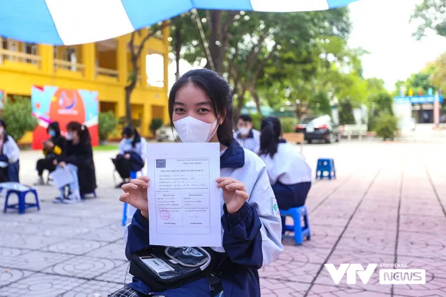 Học sinh ngoại thành Hà Nội hào hứng đi tiêm phòng vaccine COVID-19 - Ảnh 12.