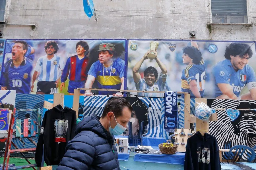 Thế giới tưởng niệm 1 năm ngày mất của Diego Maradona - Ảnh 3. Thế giới tưởng niệm 1 năm ngày mất của Diego Maradona - Ảnh 3.