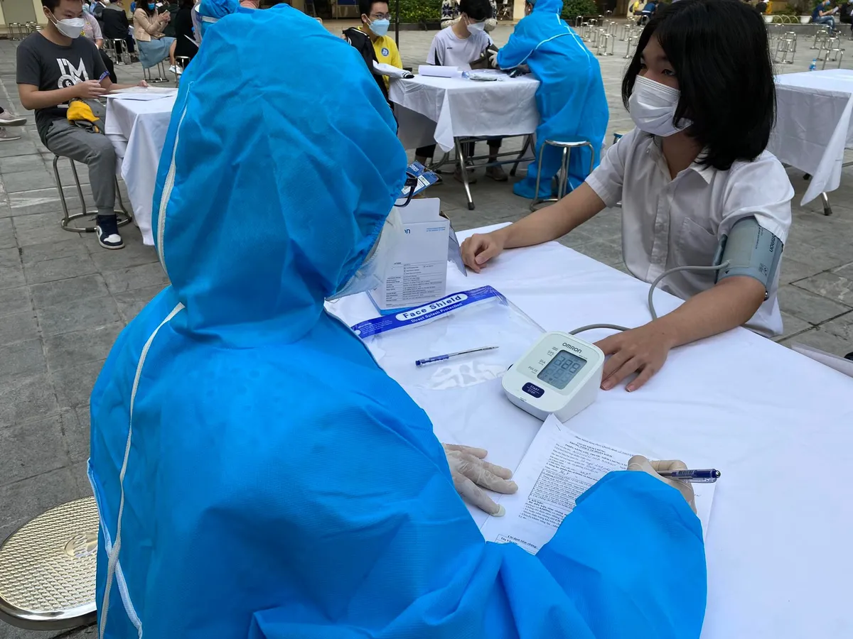 Hà Nội bắt đầu tiêm vaccine ngừa COVID-19 cho học sinh lớp 9 - Ảnh 2.