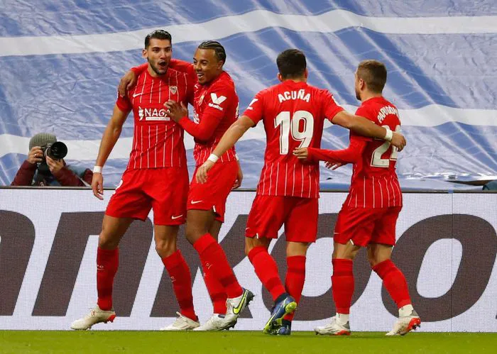 Thắng kịch tính Sevilla, Real Madrid tiếp tục dẫn đầu La Liga - Ảnh 1. Thắng kịch tính Sevilla, Real Madrid tiếp tục dẫn đầu La Liga - Ảnh 1.