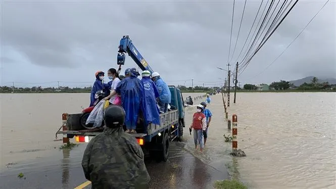 Bình Định: Mưa lớn khiến một phụ nữ bị nước lũ cuốn trôi và tử vong - Ảnh 3.