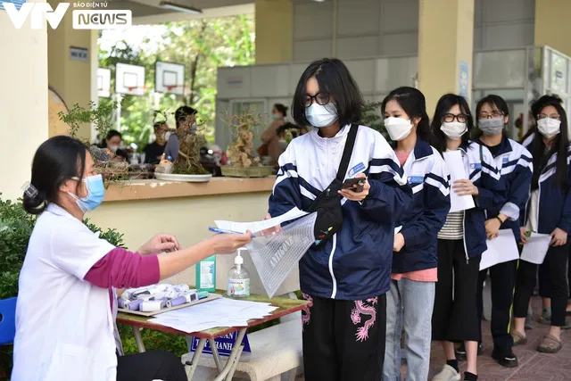 Hà Nội tiêm vaccine COVID-19 cho học sinh khối lớp 7-8 - Ảnh 2.