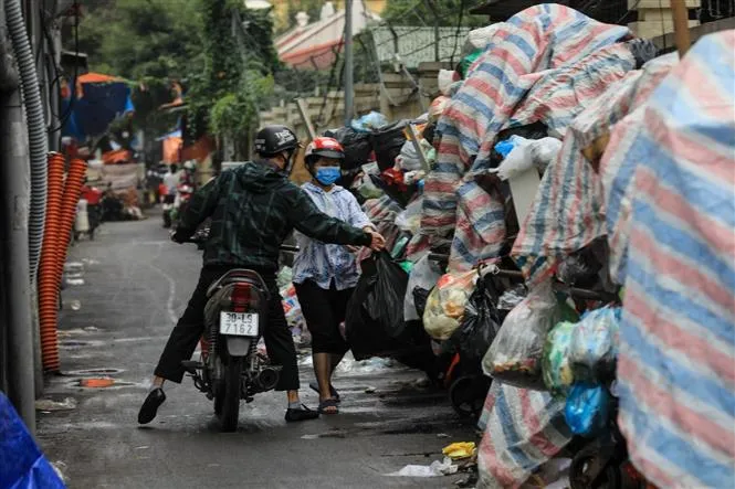 Rác thải sinh hoạt vẫn ùn ứ tại Hà Nội - Ảnh 3.