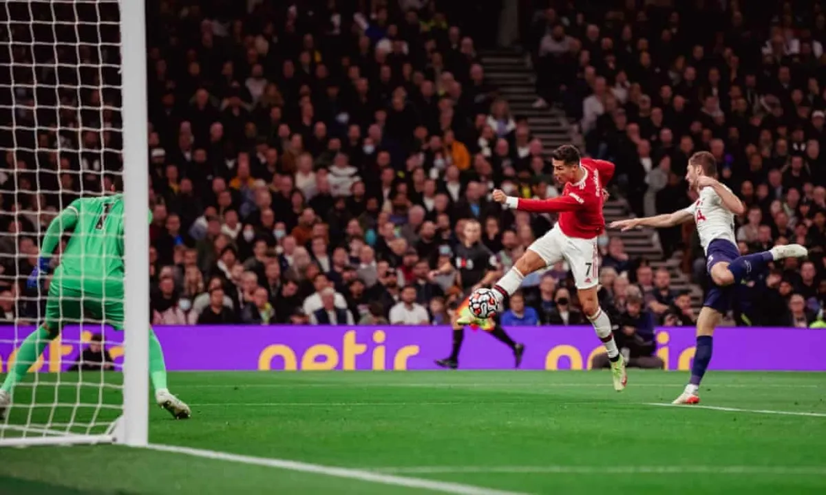 Cristiano Ronaldo nhận cú đúp giải thưởng tháng 10 của Man Utd - Ảnh 1. Cristiano Ronaldo nhận cú đúp giải thưởng tháng 10 của Man Utd - Ảnh 1.