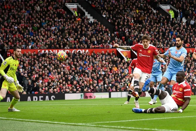 Eric Bailly đi vào lịch sử derby Manchester nhờ… đốt lưới nhà - Ảnh 1. Eric Bailly đi vào lịch sử derby Manchester nhờ… đốt lưới nhà - Ảnh 1.
