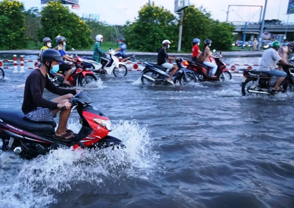 Cần Thơ: Triều cường chưa đạt đỉnh, nhiều tuyến đường đã ngập như sông - Ảnh 6.