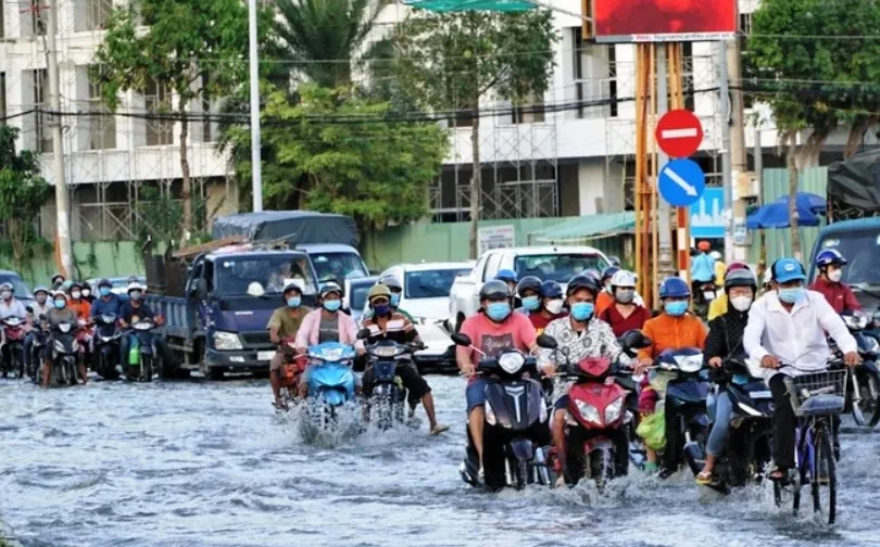 Cần Thơ: Triều cường chưa đạt đỉnh, nhiều tuyến đường đã ngập như sông - Ảnh 2.