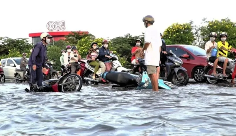 Cần Thơ: Triều cường chưa đạt đỉnh, nhiều tuyến đường đã ngập như sông - Ảnh 1.