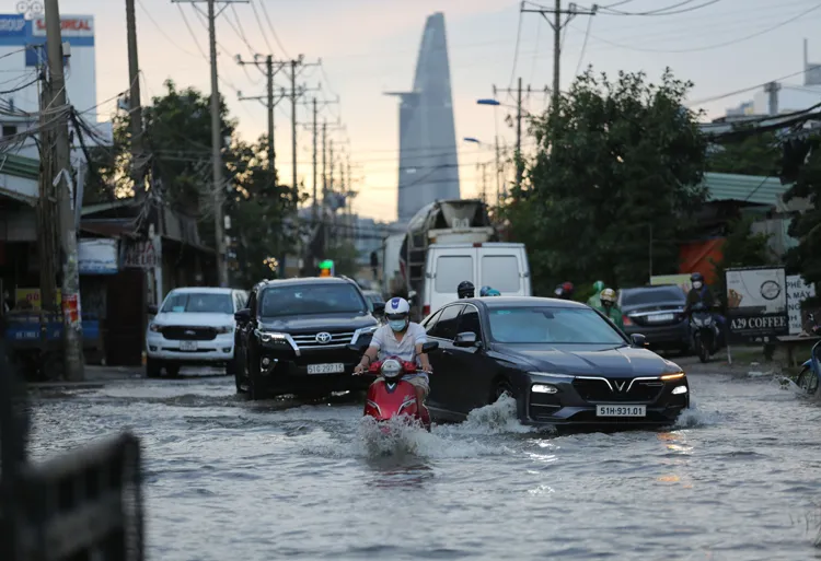 TP Hồ Chí Minh: Triều cường đạt đỉnh, sinh hoạt người dân ảnh hưởng - Ảnh 2.