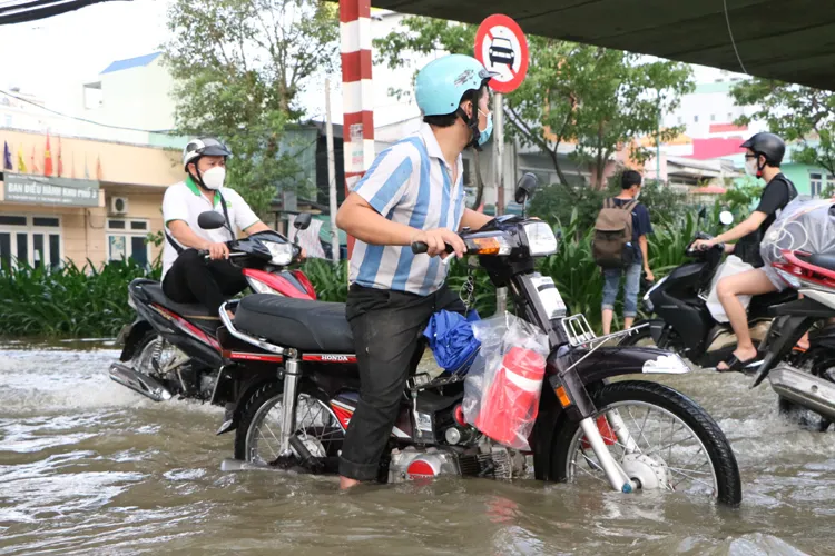 TP Hồ Chí Minh: Triều cường đạt đỉnh, sinh hoạt người dân ảnh hưởng - Ảnh 1.