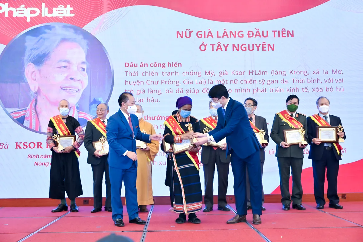 Vinh danh 50 gương sáng Pháp luật Việt Nam 2021 - Ảnh 2.