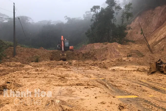 Sạt lở đèo nối Nha Trang với Đà Lạt do mưa lớn nhiều ngày - Ảnh 3.