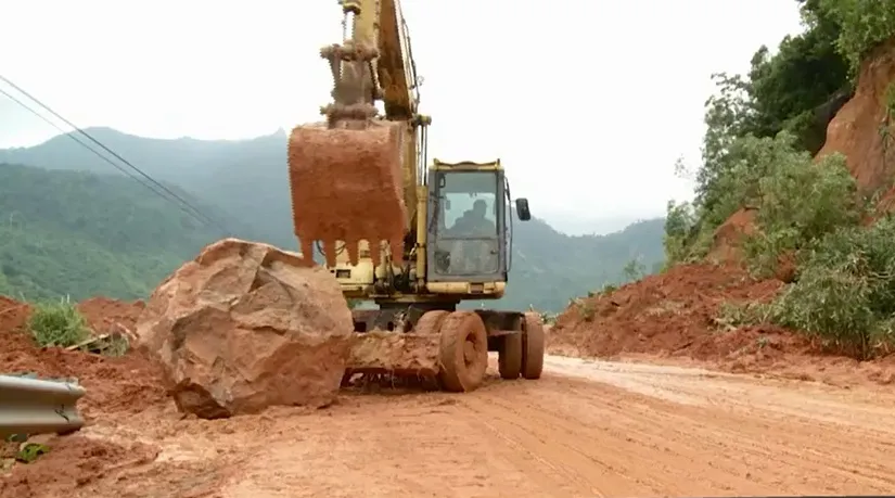 Sạt lở đèo nối Nha Trang với Đà Lạt do mưa lớn nhiều ngày - Ảnh 2.