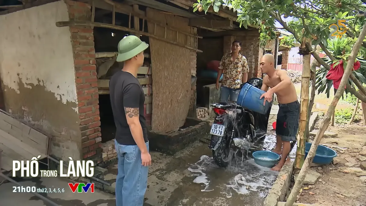 Phố trong làng - Tập 18: Hiếu tìm Tiến tính sổ, từ đường họ Vũ bất ngờ bị trộm - Ảnh 1.