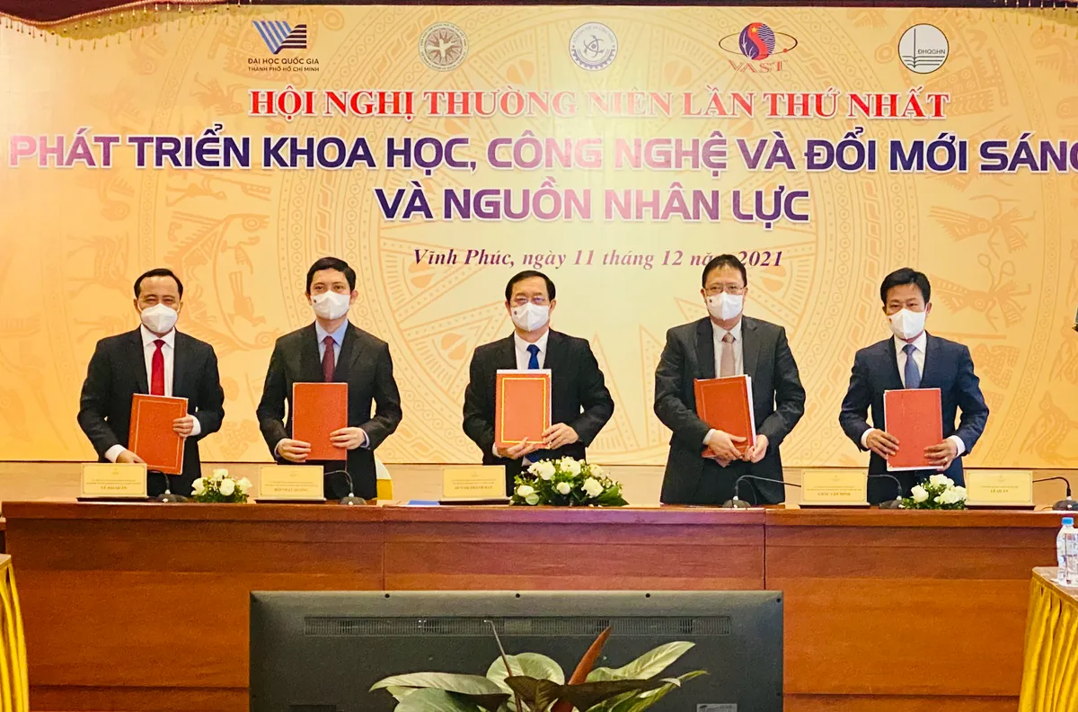 Phát triển khoa học, công nghệ và đổi mới sáng tạo và nguồn nhân lực - Ảnh 2.