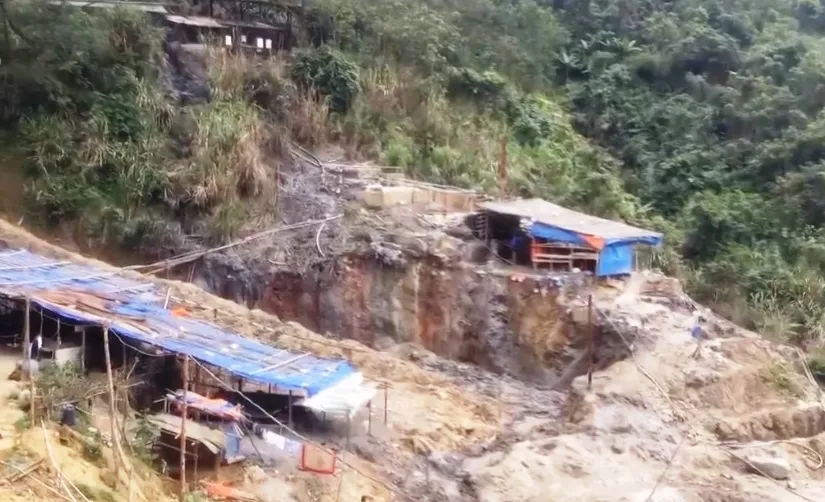 Bất chấp nguy hiểm, người d&acirc;n vẫn đi đ&agrave;o, m&oacute;t quặng thiếc - Ảnh 1.