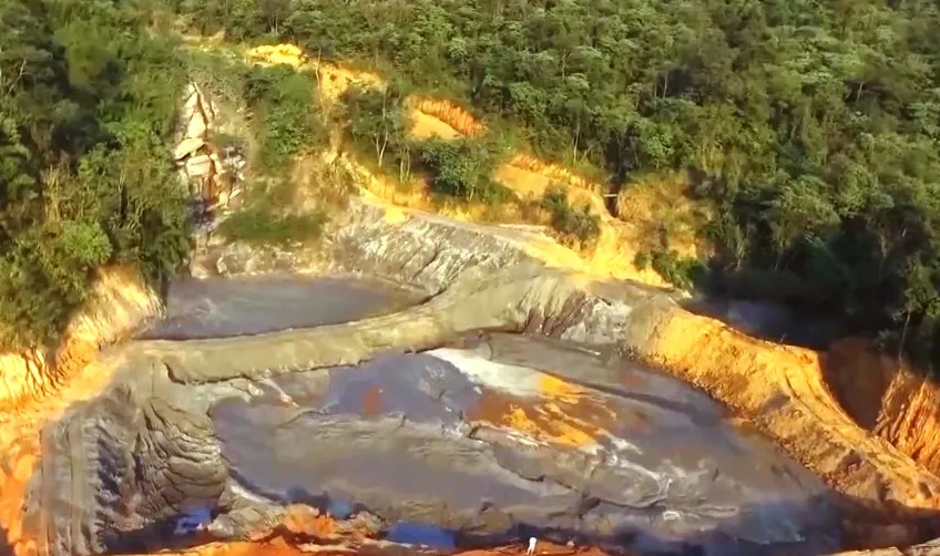 Bất chấp nguy hiểm, người d&acirc;n vẫn đi đ&agrave;o, m&oacute;t quặng thiếc - Ảnh 2.