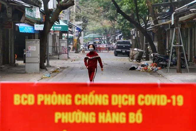 Số ca F0 trong cộng đồng liên tục tăng cao, Hà Nội phong tỏa nhiều tuyến phố cổ - Ảnh 7.