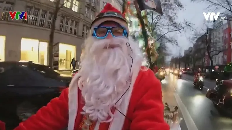 Ông già Noel mang không khí Giáng sinh tới Đức - Ảnh 1.