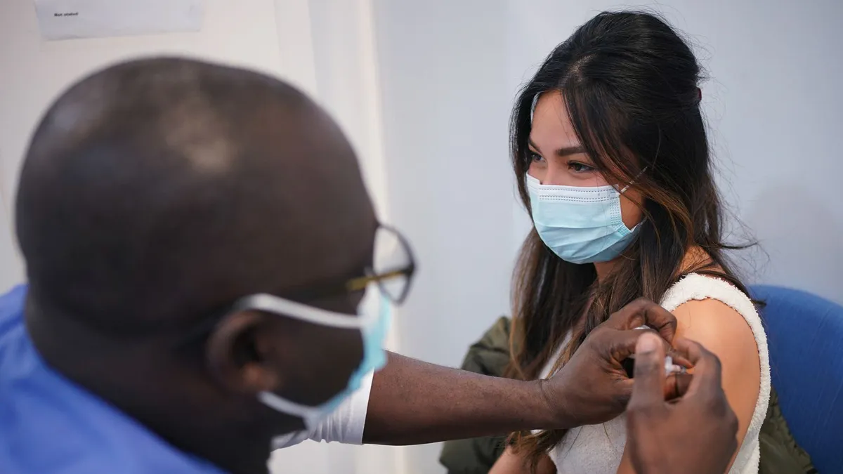Anh khuyến khích người trên 30 tuổi đăng ký tiêm mũi vaccine COVID-19 tăng cường - Ảnh 1.
