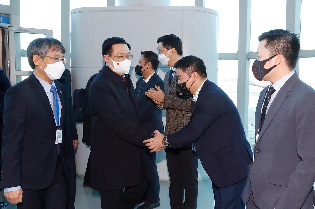 Chủ tịch Quốc hội Vương Đình Huệ đến Seoul, bắt đầu thăm chính thức Hàn Quốc - Ảnh 2.