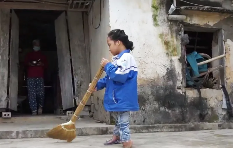 Cặp lá yêu thương: Cô bé có đôi dép khuyết - Ảnh 2.