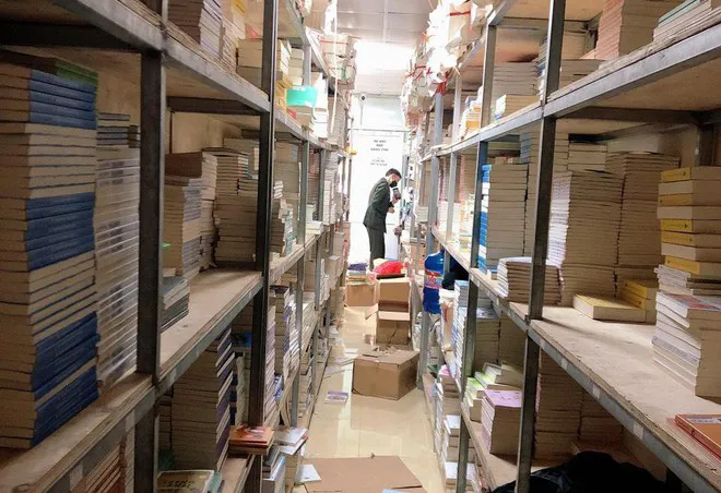 Kho 30 tấn s&aacute;ch lậu ở H&agrave; Nội - Ảnh 1.