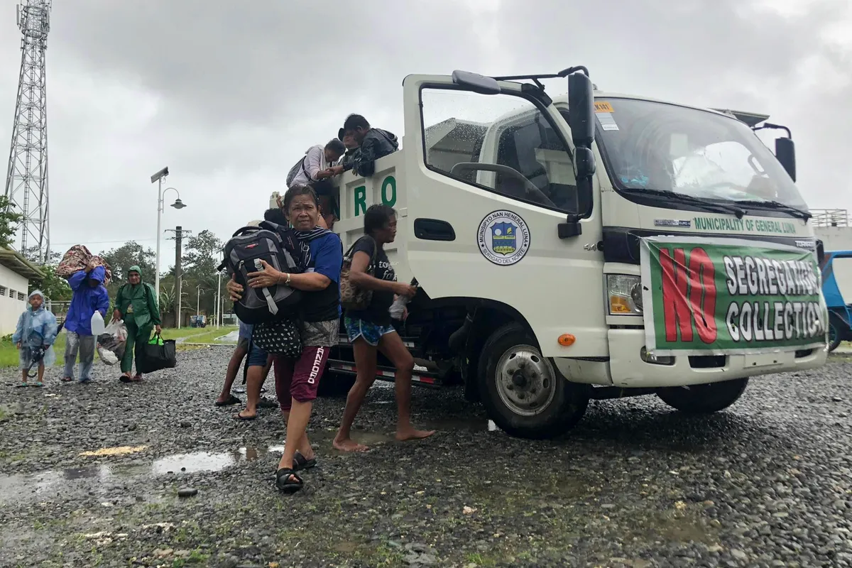 Bão Rai mạnh lên cấp cao nhất khi đổ bộ, Philippines cảnh bão lũ lụt trên diện rộng - Ảnh 6.