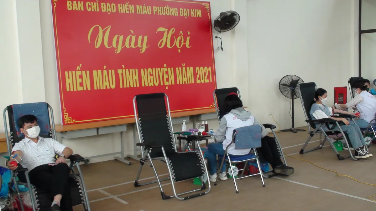 Hàng trăm người dân Hà Nội tham gia hiến máu giữa mùa dịch - Ảnh 4. Hàng trăm người dân Hà Nội tham gia hiến máu giữa mùa dịch - Ảnh 4.