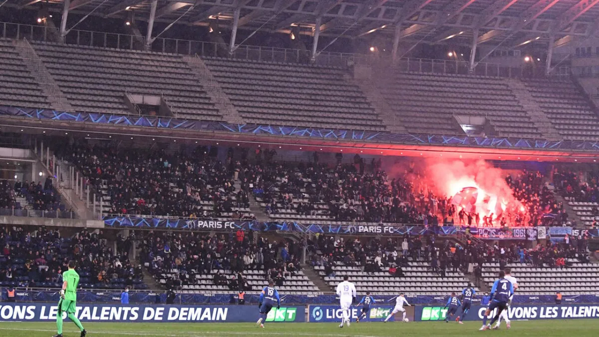 Bạo loạn trên khán đài, trận đấu giữa Paris FC với Lyon bị hủy bỏ - Ảnh 1.