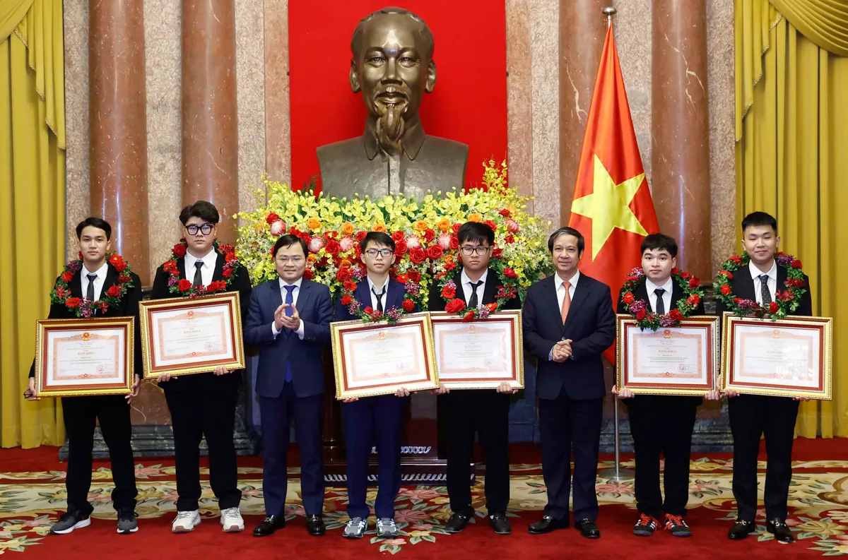 Chủ tịch nước trao tặng Huân chương lao động cho học sinh đoạt giải Olympic và Khoa học kỹ thuật quốc tế 2021 - Ảnh 7.