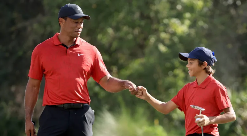 Cha con nhà Tiger Woods về nhì tại giải golf PNC Champions - Ảnh 1.