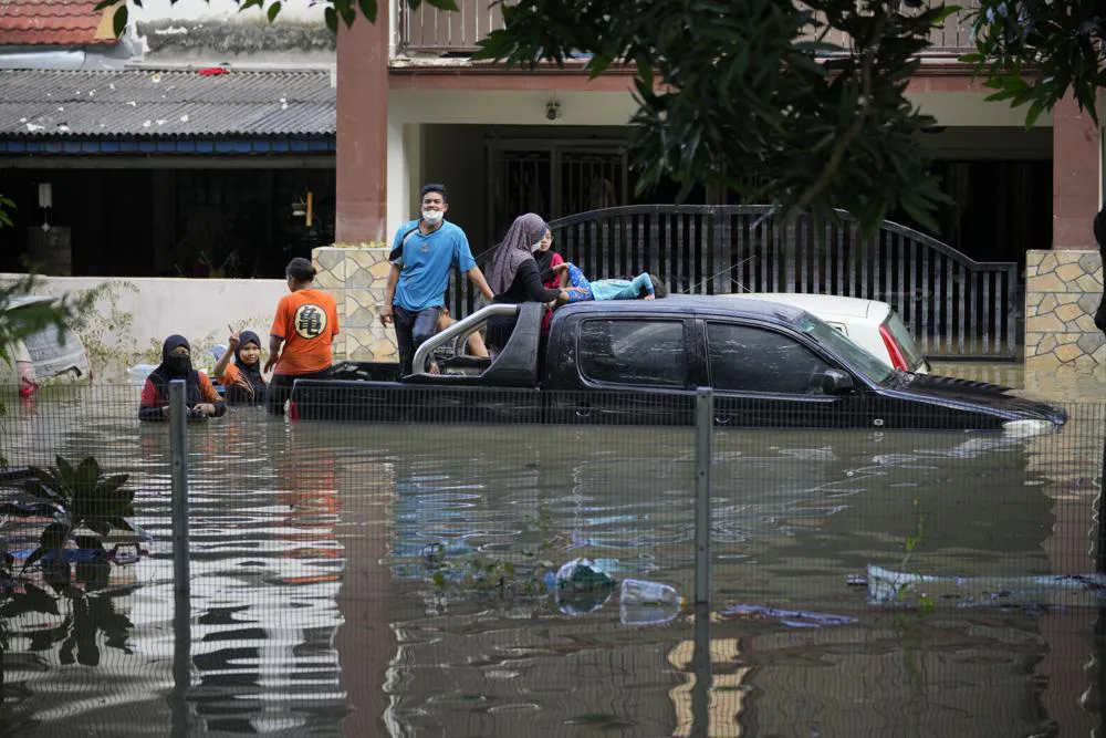 14 người thiệt mạng, 70.000 dân phải sơ tán do trận lũ lụt nghiêm trọng ở Malaysia - Ảnh 2.