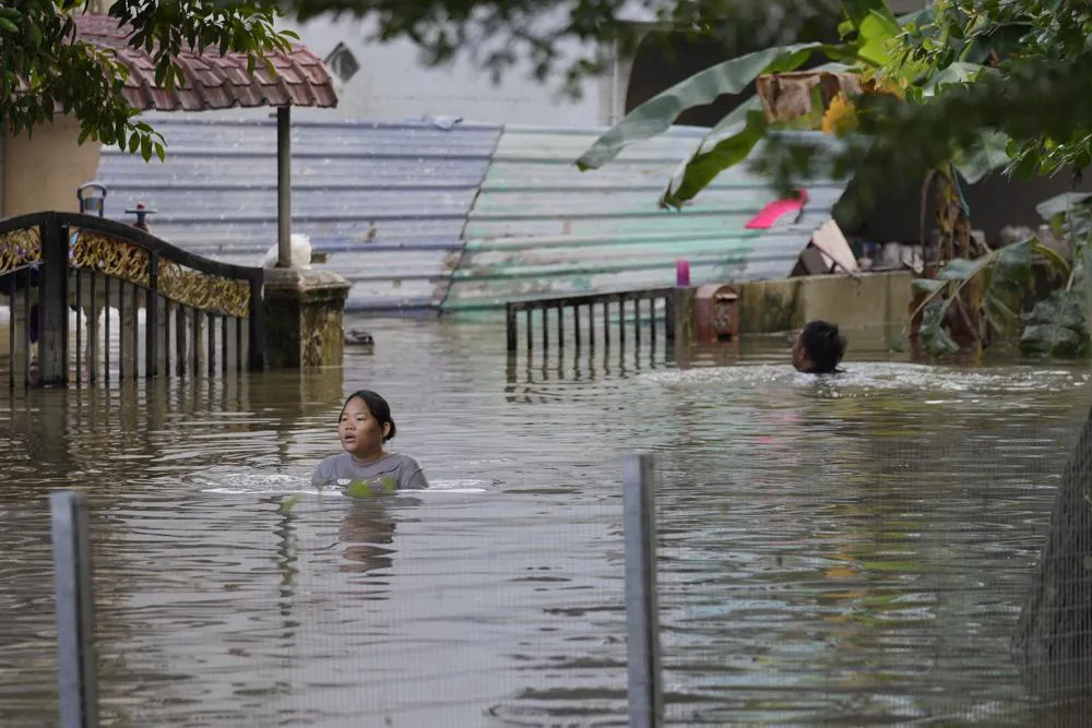 14 người thiệt mạng, 70.000 dân phải sơ tán do trận lũ lụt nghiêm trọng ở Malaysia - Ảnh 3.