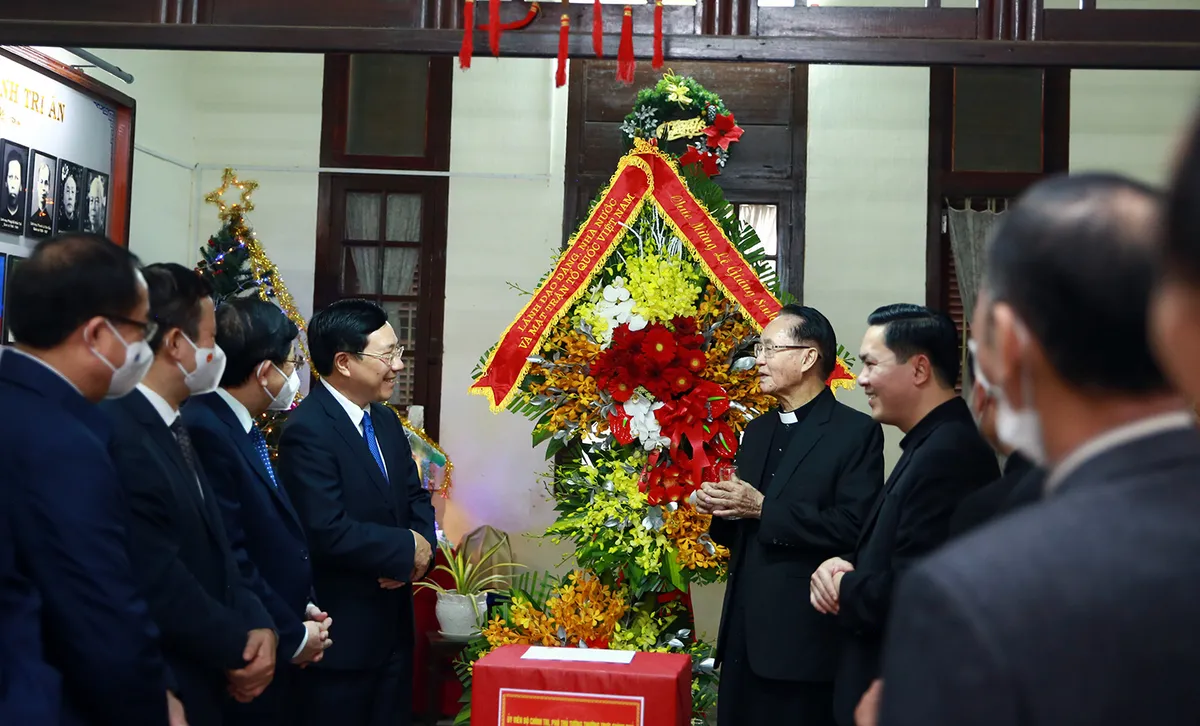 Phó Thủ tướng Thường trực Phạm Bình Minh chúc mừng Giáng sinh tại Thừa Thiên Huế - Ảnh 2.