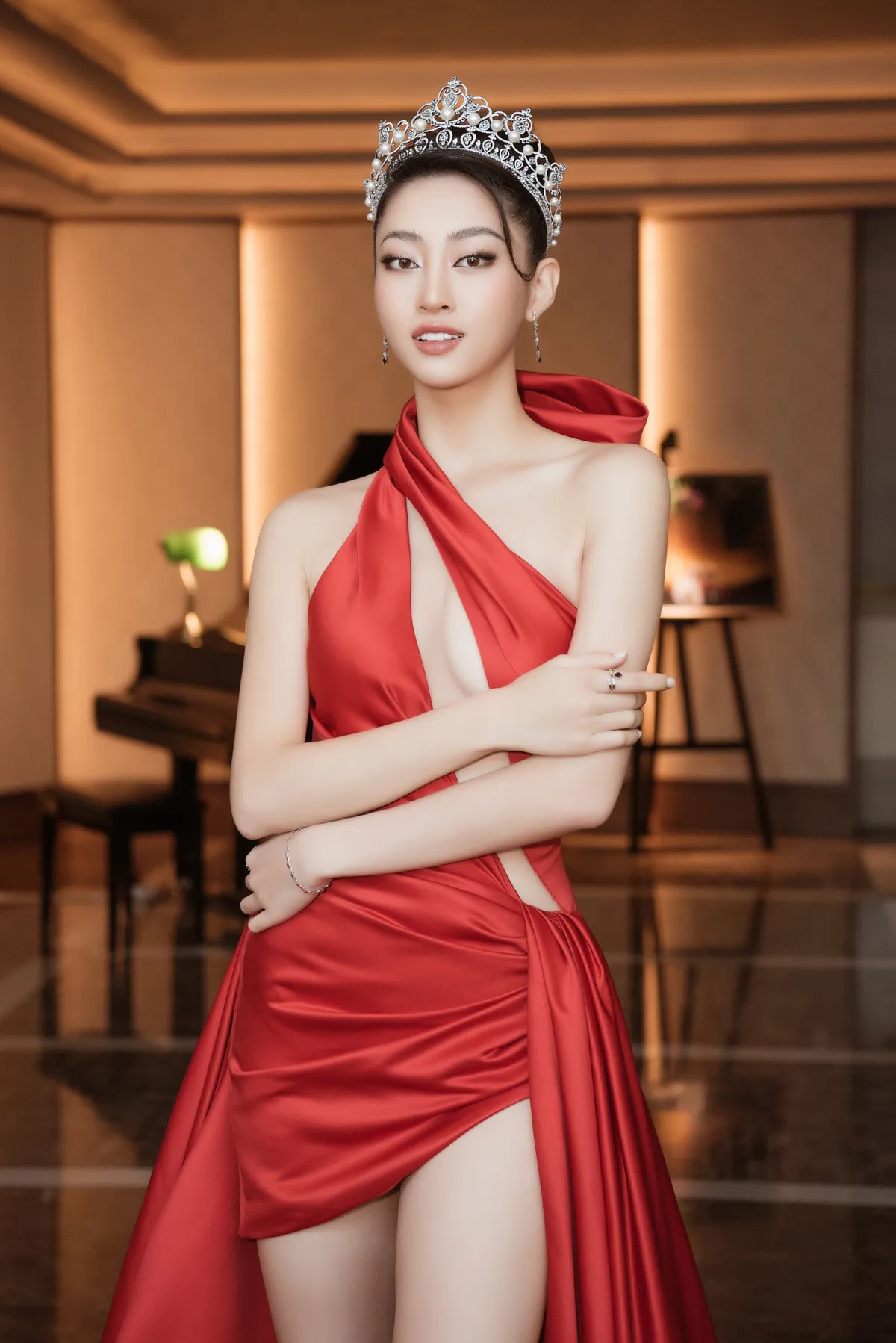 Thảm đỏ Miss World Vietnam 2022: Cặp Hoa hậu song Linh diện đầm cắt xẻ cuốn hút - Ảnh 2.